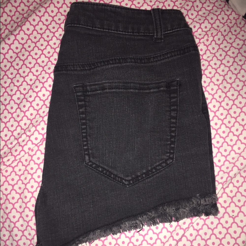 cute distressed black shorts :)